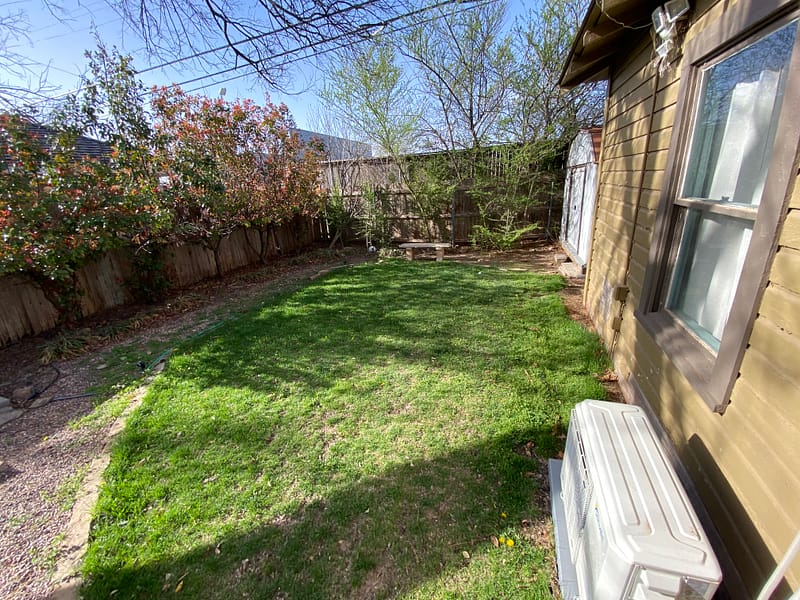 Well-maintained side yard with neatly trimmed grass and landscaping in Edmond, OK.